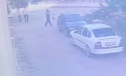 Kilitsiz otomobilden saat çalan çocuk kamerada