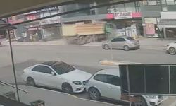 Kontrolden çıkan kamyon eczaneye girdi