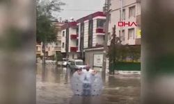 Mersin’de sel sularında şişme balonla ilerledi