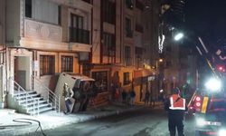 Minibüs bina boşluğuna düştü