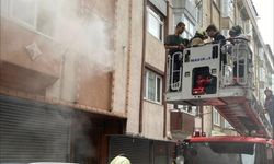 Yangın dumanı binayı sardı, mahsur kalanlar kurtarıldı