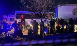 Isparta'da midibüs TIR'a çarptı: 17 yaralı