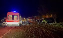Traktörle çarpışan kamyonetin sürücüsü yaşamını yitirdi