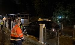 Otomobil tramvay durağına daldı sürücüsü yaralandı