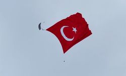 Gökyüzünde dev Türk bayrağı dalgalandı