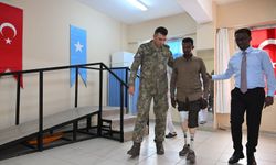 Türkiye’den Somalili gazilere protez bacak desteği