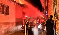 Yanan evini izlerken fenalaşıp, hastanede hayatını kaybetti