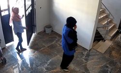 Yüzlerini gizleyip apartmandan para ve altın çaldılar