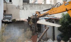Yenişehir Belediyesi, Eğriçam’daki metruk binayı yıktı