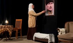 ‘Zübeyde Hanım’ sahnede büyüledi