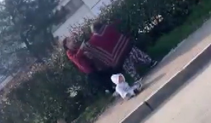 İki kadın dilencinin yanlarındaki bebeğe rağmen yer kavgası kamerada