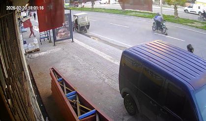 Kameralara yansıyan kaza: Motosiklet yayayı yaraladı