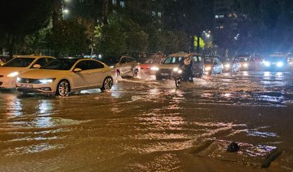 Adana’da Sağanak Hayatı Felç Etti: Yollar Göle Döndü