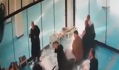 Camide asma tavan çöktü: Cemaatin üzerine parçalar düştü, panik anları kamerada