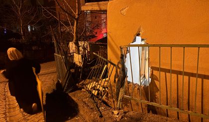 Kamyonetin Çarptığı Evin Duvarı Yıkıldı: Bir Kişi Yaralandı