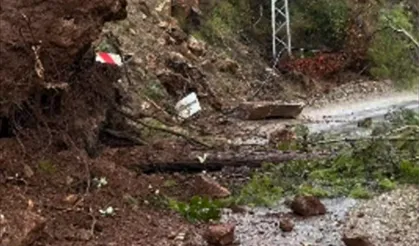 Anamur’da Heyelan: Yol Ulaşıma Kapandı