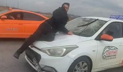 Sürücü kursu eğitmeni, tartıştığı kişiyi kaputun üzerinde kilometrelerce sürükledi