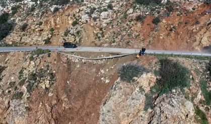 Aydıncık-Bozyazı karayolunda çökme yaşandı