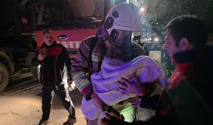 Gece yarısı apartmanı alevler sardı: 30 kişi dumandan son anda çıkarıldı