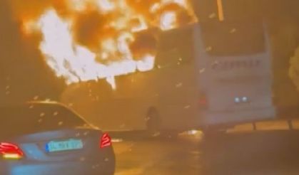 Esenler'de seyir halindeki yolcu otobüsü yandı