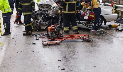 İki araç çarpıştı nişanlı çift kazada can verdi