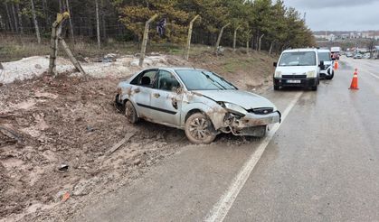 Şarampole devrilen otomobildeki 3 kişi yaralandı; kaza kamerada