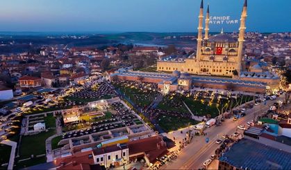 Selimiye Camisi meydanında 7 bin 500 kişi Kadir Gecesi iftarında buluştu
