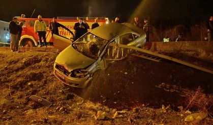 Sivas'ta otomobil bariyerlere çarptı: 2 yaralı