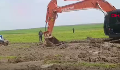 Çamura saplanan traktörler günler sonra kurtarıldı