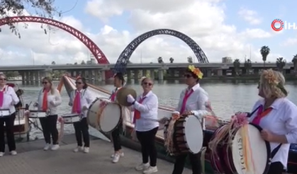 Su korteji Adana karnavalına renk kattı