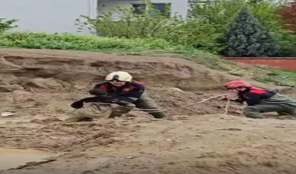 İki çocuk oyun sırasında çamura saplandı