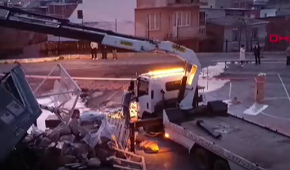 Freni boşalan kamyon okul bahçesine düştü