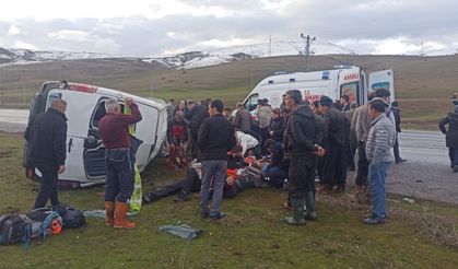 Van'da dağcıları taşıyan minibüs takla attı; 13 yaralı