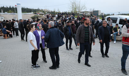 Yaralı öğrencilerin ailelerinin hastane önündeki bekleyişi sürüyor
