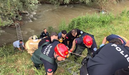 Akıntıya kapılıp 1 kilometre sürüklendi, çalılara tutunarak hayatta kaldı