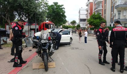 Antalya'da 2 polis memurunun yaralandığı kaza anı kameraya yansıdı