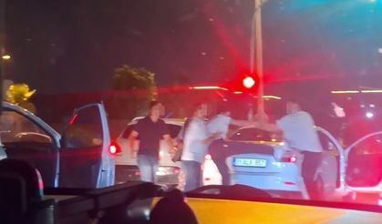 Trafikte yaşanan kavgayı ayırmaya çalışan kadının zor anları