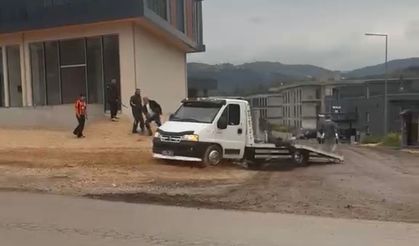 Çekici sürücüsü tartıştığı kişilerin üzerine önce aracını sürdü, ardından sopayla saldırdı