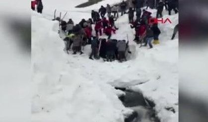 Çığ altında kalan çobanın cansız bedenine ulaşıldı