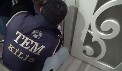 Aranan FETÖ hükümlüsü gizli bölmede yakalandı
