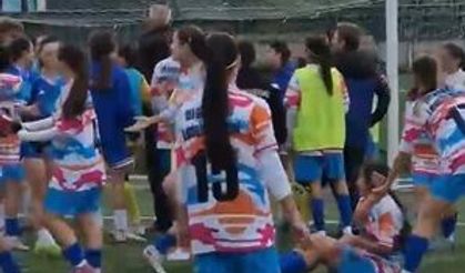 Kadın futbol takımı oyuncuları sahada birbirine girdi