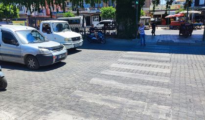 Adana’da feci kaza: Yolun karşısına geçerken iki aracın çarptığı çocuk hayatını kaybetti