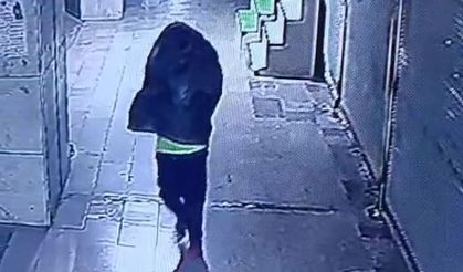 Çöp poşeti ile yüzünü saklayıp, çay ocağını yaktı; o anlar kamerada