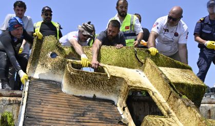 Dalgıçlar deniz altındaki enkazı temizledi