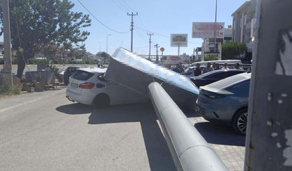 Üzerine reklam totemi devrilen otomobilin sürücüsü yara almadan kurtuldu