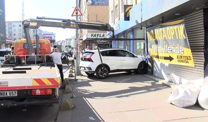 Gaziosmanpaşa'da cip iş yerine çarptı; kaza kamerada