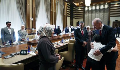 Cumhurbaşkanı Erdoğan, Kahramanmaraş'taki okul saldırısında hayatını kaybeden öğrencilerin ailelerini kabul etti