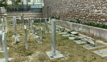 Tarihi Haydarhane Camii'nin haziresindeki mezar taşlarına zarar veren şüpheli kaçtı