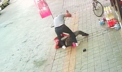 Eski eşinin sokakta bıçakladığı kadın ağır yaralandı; olay anı kamerada