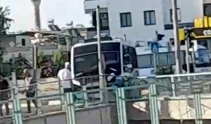 Tarsus Baraj Yolu'nda minibüs köprüye çarptı